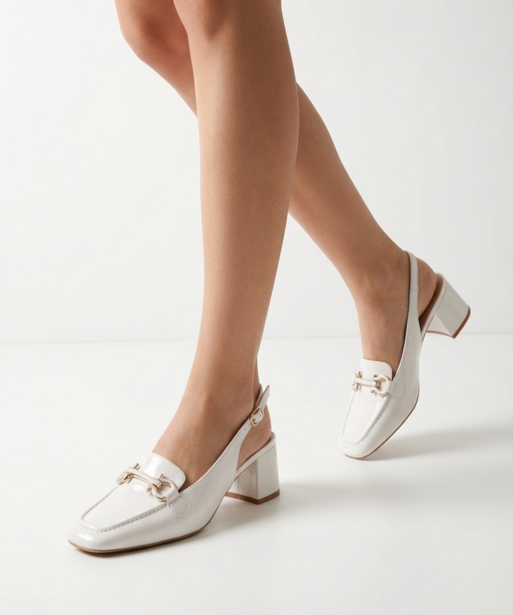 Zapatos tac&oacute;n adorno met&aacute;lico